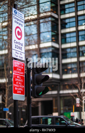 London Congestion Zone - Zeichen für den Beginn der Londoner Mautzone in der Nähe der alten Straße Kreisverkehr im Zentrum von London Stockfoto