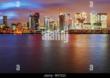 Skyline von London, Themse vor den Wolkenkratzern der kommerziellen Immobilien Canary Wharf Stockfoto