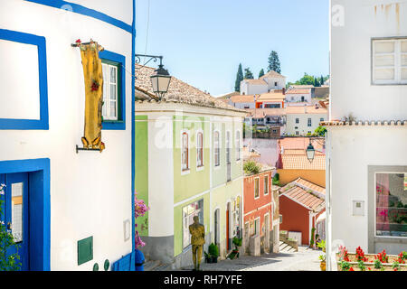 Bunte Fassaden der kleinen portugiesischen Häuser in malerischen Monchique, Algarve, Portugal Stockfoto