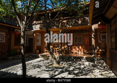 Innenhof eines alten Hauses, Baisha Altstadt, Lijiang, Yunnan, China Stockfoto
