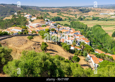 Charmante Architektur der hügeligen Aljezur, Algarve, Portugal Stockfoto