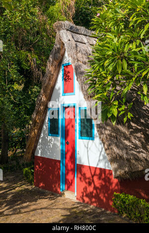 Typische Haus Palheiro Madeira in Funchal FUNCHAL Botanischer Garten Jardim Botanico oberhalb der Hauptstadt Funchal, Madeira, Portugal, EU, Europa Stockfoto