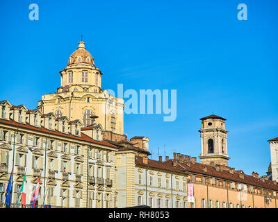 Kuppel des Echten Chiesa di San Lorenzo Kirche und der Glockenturm der Kathedrale San Giovanni Battista im Hintergrund. Blick von der Piazza Castel Stockfoto