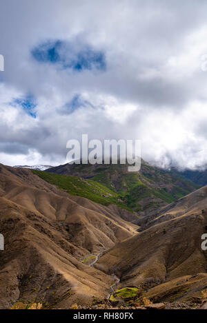 Landschaft mit Wüste Farben in Dades Schlucht Tal, den Hohen Atlas, Marokko. Toubkal Nationalpark, Tizi-n-Tichka Pass vulkanischen Felsen Stockfoto