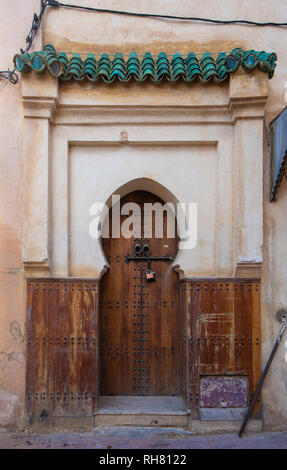 Traditionellen marokkanischen Stil der antiken hölzernen Eingangstür. In der alten Medina. Typische, Alte, braune kunstvoll geschnitzten Riad in Meknes, Marokko Stockfoto