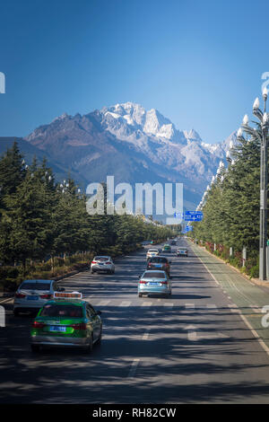 Straße und Jade Dragon Snow Mountain, Lijiang, Yunnan, China Stockfoto