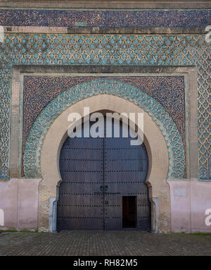 Das Bab el-Mansour Tor (Bab Mansour Laleuj) mit sehr eindrucksvollen zellij (Mosaik Fliesen) Im el Hedim Square in Meknes, Marokko dekoriert Stockfoto