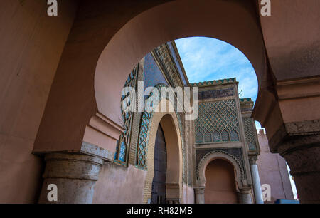 Das Bab el-Mansour Tor (Bab Mansour Laleuj) mit sehr eindrucksvollen zellij (Mosaik Fliesen) Im el Hedim Square in Meknes, Marokko dekoriert Stockfoto