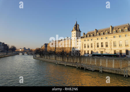 Gebäude der Ile de la Cite, Quai des Orfrevres - Paris, Frankreich Stockfoto