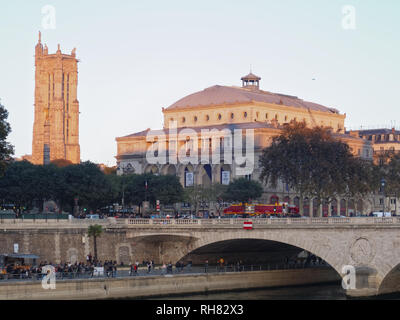 Stadt Theater (Theater de la Ville) und Saint Jacques Tower, Les Halles - Paris, Frankreich Stockfoto