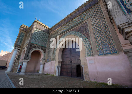 Das Bab el-Mansour Tor (Bab Mansour Laleuj) mit sehr eindrucksvollen zellij (Mosaik Fliesen) Im el Hedim Square in Meknes, Marokko dekoriert Stockfoto