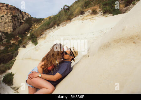 Mann und Frau zusammen zu küssen und die Verlegung an der Wand, Malta Stockfoto