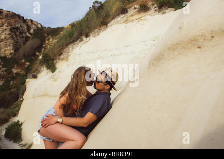 Mann und Frau zusammen zu küssen und die Verlegung an der Wand, Malta Stockfoto