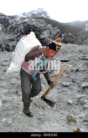 Extraktion von Eis der Gletscher Cirque von Huandoy peak - Nationalpark Huascaran. Abteilung der Ancash. PERU Stockfoto