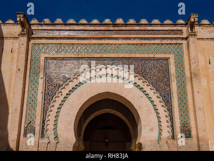 Anzeigen von Meknes auf Bab Dhar Lakbira oder Bab Rais Tor. Eine Stadt, die zum Weltkulturerbe der UNESCO. Im 11. Jahrhundert in Marokko gegründet aufgeführt Stockfoto