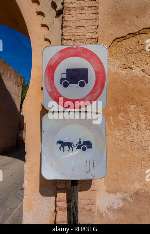 Kombination von Verkehrszeichen: Das Verbot der Passage von Pferdekutschen und das Verbot des Staplers. Kein Pferd oder Wagen. Meknes, Marokko Stockfoto