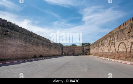 Meknes, Marokko - die alte Mauer in der Umgebung des Royal Golf de Meknes der Ort, wo der König spielen Sie Golf Stockfoto