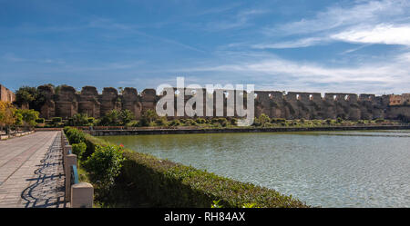 Panorama der alten Bögen der massiven königlichen Ställe und Getreidespeicher von Moulay Ismail in der kaiserlichen Stadt Meknes, Marokko ruiniert Stockfoto