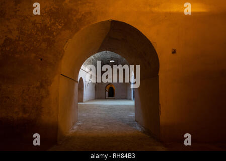 Im Innenraum der Alten zerstörten Bögen der massiven königlichen Ställe und Getreidespeicher von Moulay Ismail in der kaiserlichen Stadt Meknes, Marokko Stockfoto
