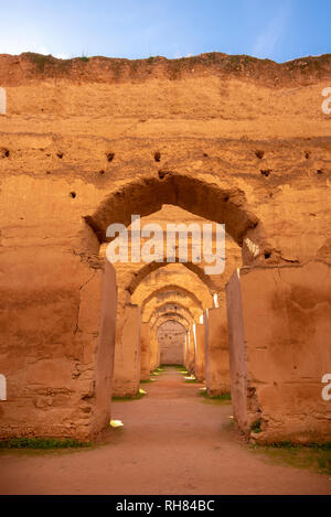 Panorama der alten Bögen der massiven königlichen Ställe und Getreidespeicher von Moulay Ismail in der kaiserlichen Stadt Meknes, Marokko ruiniert Stockfoto