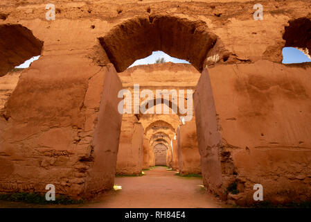 Panorama der alten Bögen der massiven königlichen Ställe und Getreidespeicher von Moulay Ismail in der kaiserlichen Stadt Meknes, Marokko ruiniert Stockfoto