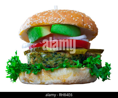 Leckere Burger mit vegane Schnitzel, Salat, Avocado, Zwiebeln, Tomaten, eingelegte Gurken. Auf weissem Hintergrund Stockfoto