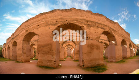 Panorama der alten Bögen der massiven königlichen Ställe und Getreidespeicher von Moulay Ismail in der kaiserlichen Stadt Meknes, Marokko ruiniert Stockfoto