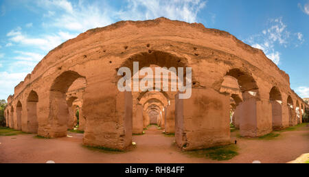 Panorama der alten Bögen der massiven königlichen Ställe und Getreidespeicher von Moulay Ismail in der kaiserlichen Stadt Meknes, Marokko ruiniert Stockfoto
