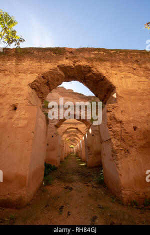 Panorama der alten Bögen der massiven königlichen Ställe und Getreidespeicher von Moulay Ismail in der kaiserlichen Stadt Meknes, Marokko ruiniert Stockfoto