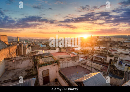 Ansicht der alten Medina von Fes (Fès), Marokko bei Sonnenaufgang. Die antike Stadt und die älteste Hauptstadt Marokkos. Eine der Königsstädte Stockfoto