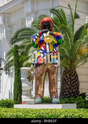 NIZZA, FRANKREICH - 29. MAI 2018: Statue vor dem Hotel Negresco an der Promenade des Anglais Stockfoto