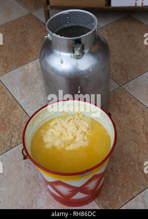 Hausgemachte ghee geklärte Butter, Al-Bahah region, Al-Bahah, Saudi-Arabien Stockfoto