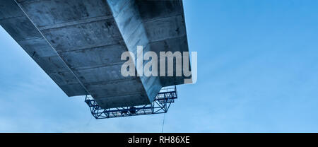 Kronprinzessin Mary Brücke hängt in der Luft gegen den blauen Himmel, den Anschluss an den nächsten Pylon, Frederikssund, Dänemark, 26. Dezember 2018 Stockfoto