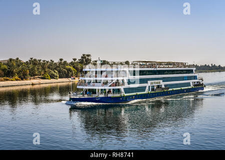 Blau crusing Schiff mit vier Decks für Touristen, Segeln auf dem Nil, Nil, Ägypten, 23. Oktober 2018 Stockfoto