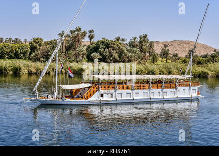 Luxus Segelboot für Touristen auf dem Nil, Leute sitzen auf dem oberen Deck, Ägypten, 23. Oktober 2018 Stockfoto