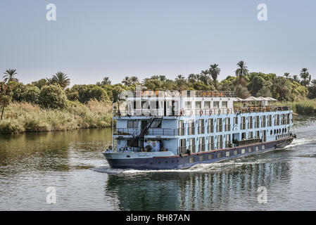 Blau crusing Schiff mit vier Decks für Touristen, Segeln auf dem Nil in der Nähe der grünen Bank, Nil, Ägypten, 23. Oktober 2018 Stockfoto