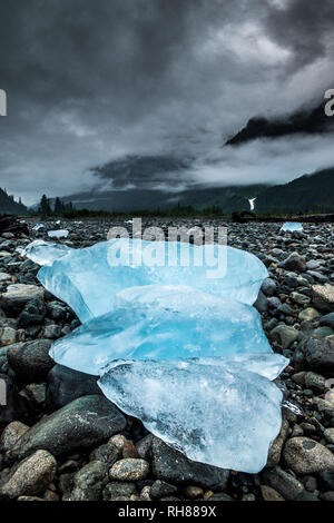 Von Salmon Gletscher in der Nähe von Hyder, Alaska. Im Frühjahr das Eis bildet einen natürlichen Damm, die in der Regel im Frühsommer bricht zusammen und reißt Eisblöcke, die Riv Stockfoto