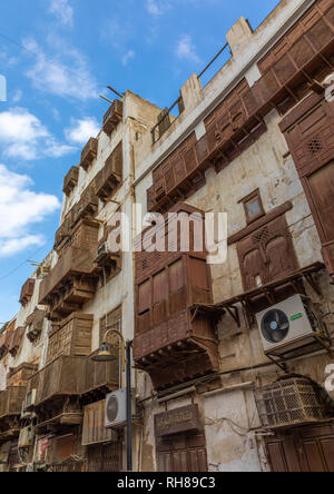 Alte Häuser mit Holz- mashrabiyas in al-Balad Viertel, Mekka Provinz, Jeddah, Saudi-Arabien Stockfoto