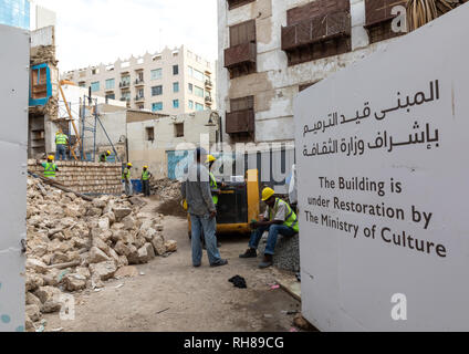Arbeitnehmer der Wiederherstellung eines alten Haus mit Holz- mashrabiyas in al-Balad Viertel, Mekka Provinz, Jeddah, Saudi-Arabien Stockfoto