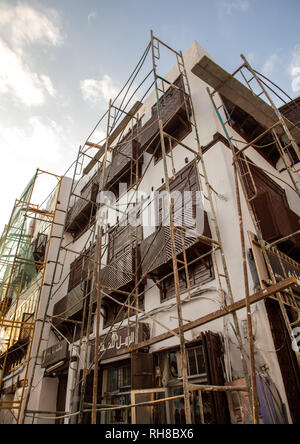 Restaurierung eines alten Haus mit Holz- mashrabiyas in al-Balad Viertel, Mekka Provinz, Jeddah, Saudi-Arabien Stockfoto