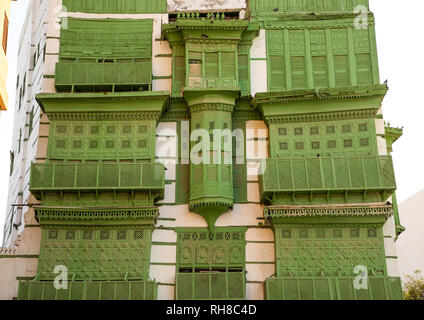 Altes Haus mit grünen Holzmöbeln mashrabiya in al-Balad Viertel, Mekka Provinz, Jeddah, Saudi-Arabien Stockfoto