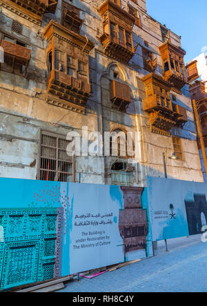 Restaurierung eines alten Haus mit Holz- mashrabiyas in al-Balad Viertel, Mekka Provinz, Jeddah, Saudi-Arabien Stockfoto