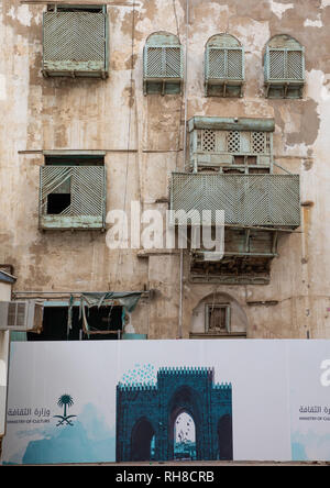 Restaurierung eines alten Haus mit Holz- mashrabiyas in al-Balad Viertel, Mekka Provinz, Jeddah, Saudi-Arabien Stockfoto