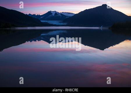 Was für ein wundervoller ruhiger Sonnenaufgang über Mendenhall See und Gletscher Stockfoto