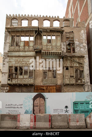 Restaurierung eines alten Haus mit Holz- mashrabiyas in al-Balad Viertel, Mekka Provinz, Jeddah, Saudi-Arabien Stockfoto