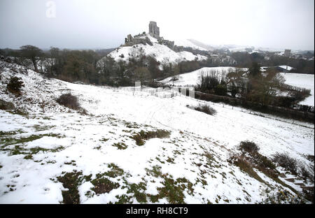 Schnee bedeckt den Boden um Corfe Castle in Dorset. Schneefall und Glatteis werden voraussichtlich weit verbreitete Travel Störungen zu verursachen, nachdem die Temperaturen fielen so niedrig wie minus 15,4 C (4.3F) über Nacht. Stockfoto