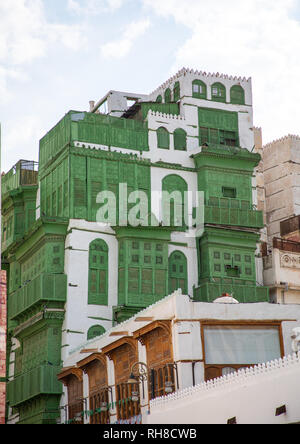 Altes Haus mit grünen Holzmöbeln mashrabiya in al-Balad Viertel, Mekka Provinz, Jeddah, Saudi-Arabien Stockfoto