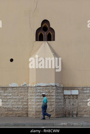 Mann vorbei vor einem der Rückseite einer Moschee, Mekka Provinz, Jeddah, Saudi-Arabien Stockfoto