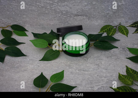 Kosmetische Gesichts Creme auf grauem Hintergrund. Hautpflege Creme. Gesichtspflege Kosmetik spa Produkt. natürliche Kosmetik Konzept Gesichtshaut Behandlung Stockfoto