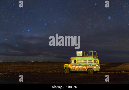 Die schöne Nacht Himmel in der Nähe des Uyuni Salzsee (Salar de Uyuni) mit einem geparkten tour bus im Vordergrund, Bolivien, Südamerika. Stockfoto